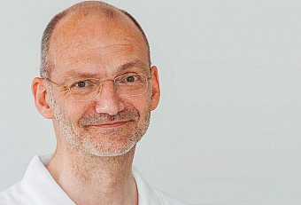 Dr. Johannes Albers, Oberarzt im Zentrum für Hand- und Rekonstruktive Chirurgie sowie Krankenhaushygieniker der Roland-Klinik: „Wir haben die Anordnung des RKI sehr schnell umgesetzt.“