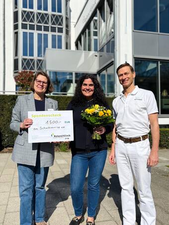Spendenübergabe an den Verein Schattenriss e.V. – v.l.n.r. Alexandra Schumann, Parasto Norouzi, Dr. Rüdiger Ahrens. © Roland Klinik