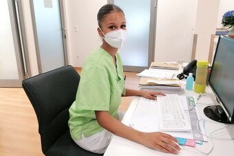 Mit Beginn des zweiten Ausbildungsjahres zählen neben der Dokumentation auch Verbandswechsel und Thrombosespritzen zu den Aufgaben der Pflegeauszubildenden.