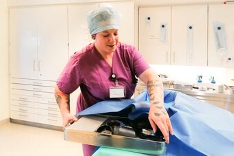 Rebecca, Mitarbeiterin im Team von Marc Hildebrandt: Für jede Operation wird das notwendige Material individuell zusammengestellt und verpackt