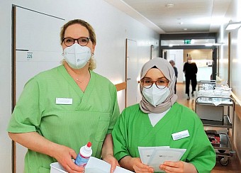 v.l.: Schwester Michaela Sattel,  eine unserer Praxisanleiterinnen, mit  der Auszubildenden Miray Bingül