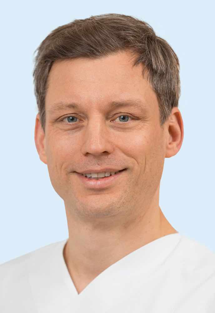 Leitender Oberarzt

<div class="more" markdown="1">
**Dr. Florian Reutter**   
Leitender Oberarzt

#### Facharzttitel
- Facharzt für Anästhesie

#### Zusatzbezeichnung
- Intensivmedizin
- Notfallmedizin
- spezielle Schmerztherapie
- Palliativmedizin

#### Mitgliedschaften
- DGAI – Deutsche Gesellschaft für Anästhesiologie und Intensivmedizin

#### Weiterbildung
- Ermächtigung  zur Weiterbildung Zusatzbezeichnung Notfallmedizin

In der Roland-Klinik tätig seit: 2023
</div>